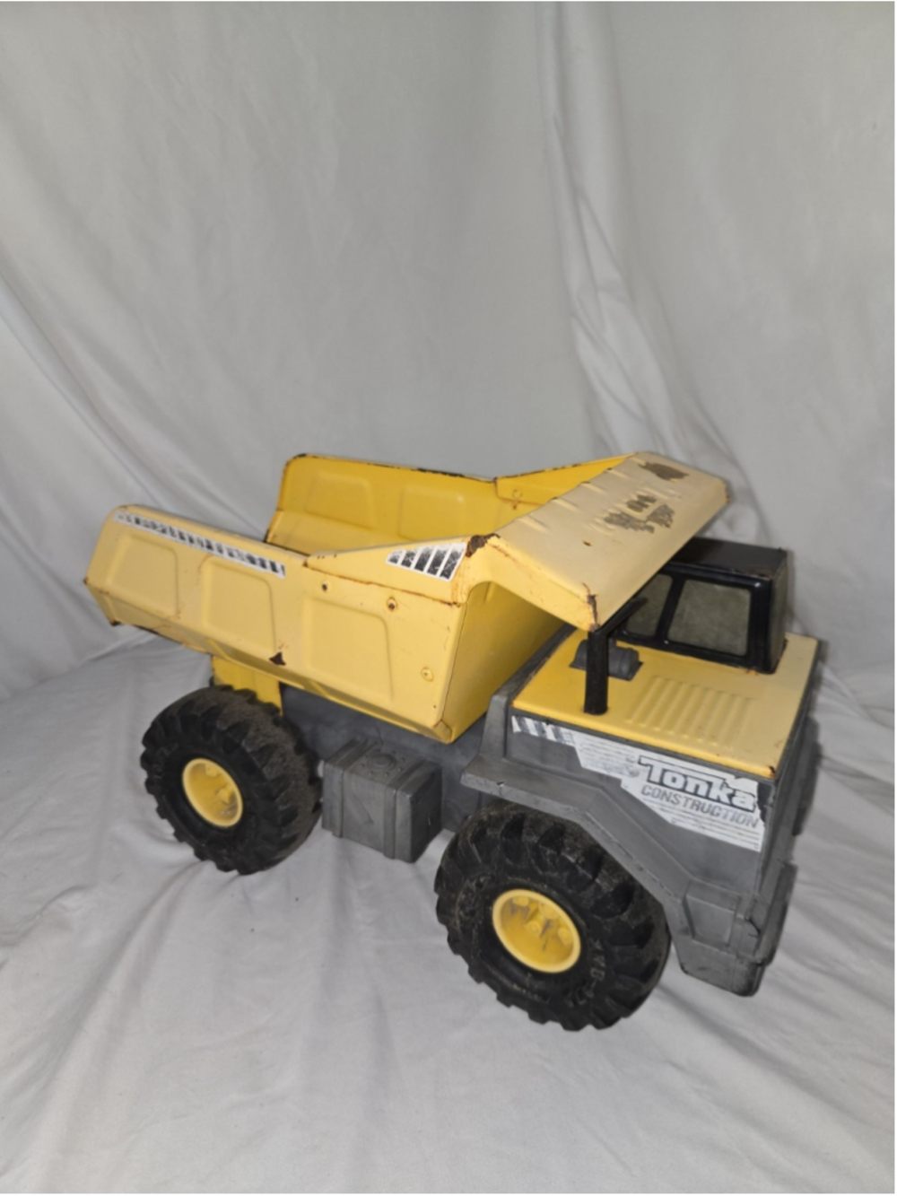 Vintage Tonka Dump Truck XMB 975 Yellow 1999 Metal And Plastic